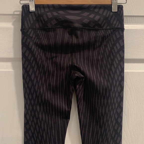 Alo Yoga Airbrush Engineer Pattern Black Leggings - Picture 7 of 15